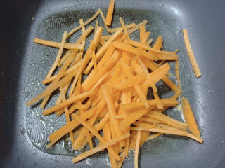 11、胡萝卜炒虾仁,加入胡萝卜煸炒,炒至胡萝卜丝变软。