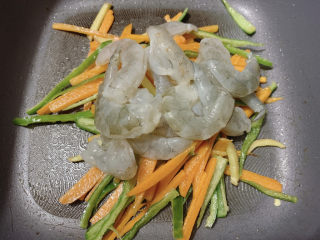 13、胡萝卜炒虾仁,加入处理好的虾仁。