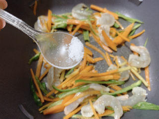 14、胡萝卜炒虾仁,加少许盐,调味。