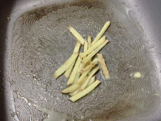 10、胡萝卜炒虾仁,热油锅,大火加入姜丝爆香。(姜丝也是去腥一大利器)