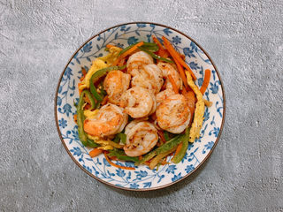 18、胡萝卜炒虾仁,胡萝卜炒虾仁就做好啦~