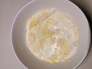 4、平底锅舒芙蕾,倒入牛奶