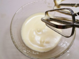 8、平底锅舒芙蕾,提起打蛋器 低落的痕迹不易消失就可以了