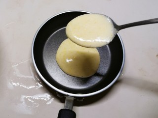 10、平底锅舒芙蕾,面糊倒入平底锅