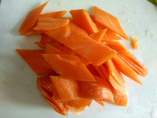 1、蘑菇小炒,胡萝卜切菱形片