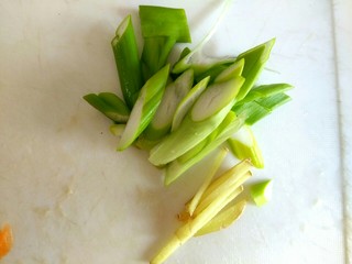 2、蘑菇小炒,葱切片，姜切丝