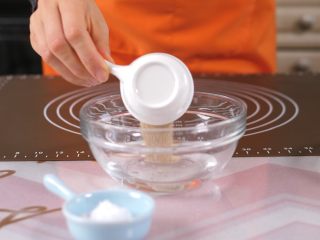 3、宝宝奶香小馒头 大人孩子都爱吃,加入白砂糖，白糖可以给酵母提供养分，有助于发酵，有一点甜味的馒头，宝宝也会更喜欢吃。