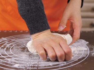 6、宝宝奶香小馒头 大人孩子都爱吃,开始揉面，开始会有一点粘手，揉到表面光滑，不粘手。