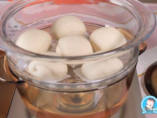 12、宝宝奶香小馒头 大人孩子都爱吃,放入锅内，凉水加热半分钟左右关火，盖好盖，再让馒头发酵20分钟左右。