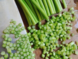 1、肉沫蒜薹,蒜薹洗净切丁。