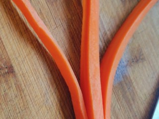 4、肉沫蒜薹,胡萝卜切条。