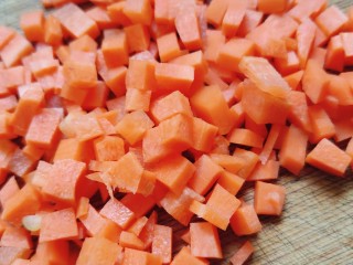 5、肉沫蒜薹,切成小丁。