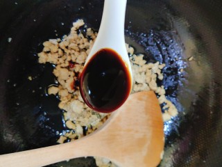 8、肉沫蒜薹,再加一勺蚝油。