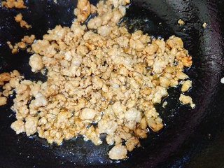 9、肉沫蒜薹,在炒两分钟。