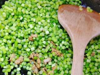 10、肉沫蒜薹,加入蒜薹翻炒。