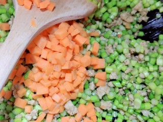 11、肉沫蒜薹,加入胡萝卜丁一起翻炒。