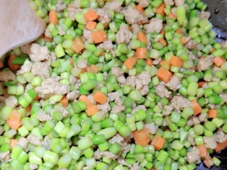 12、肉沫蒜薹,一起炒五分钟后就可以了。