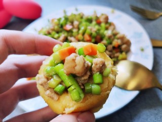 14、肉沫蒜薹,可以加到窝头里吃。