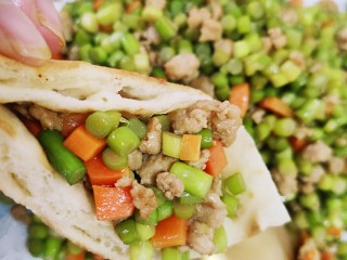 15、肉沫蒜薹,用大饼卷着吃，非常好吃哦。