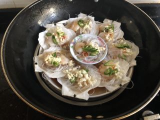 8、粉丝蒸扇贝,锅里放水烧开，把贝壳摆上大火蒸8分钟左右就可以了，另起一锅烧适量油，淋在贝壳上就可以了！