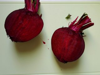 2、甜菜头瘦身沙拉-甜菜头吃法之一,切开后红艳如血，我都不敢用木菜板切，汁水会染红菜板，很难洗。我是用PP菜板切的，就很容易洗掉了。大家切这个的时候也注意，别用木菜板。