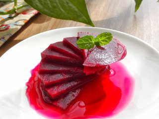 4、甜菜头瘦身沙拉-甜菜头吃法之一,白醋腌好的样子，汤汁很红，颜色很红，之前的白色心已经看不到了