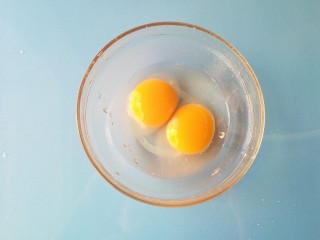 2、#补铁#菠菜煎饼,两枚鸭蛋嗑开