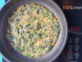 12、#补铁#菠菜煎饼,将菠菜面糊倒入锅中