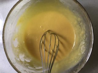 2、肉松海苔蛋糕卷(详细版),加入42克牛奶搅拌均匀。