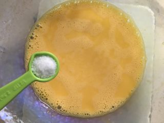 3、肉松海苔蛋糕卷(详细版),加入2.5克盐搅拌均匀。