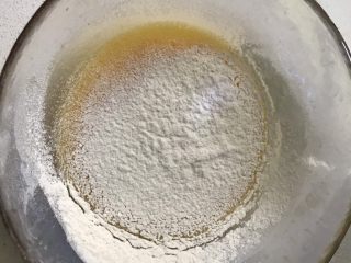 5、肉松海苔蛋糕卷(详细版),分三次筛入低粉，每次搅拌均匀后再加入剩下的。(次数自定）