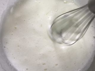 9、肉松海苔蛋糕卷(详细版),有耐心的继续打，大概5-6分钟左右。