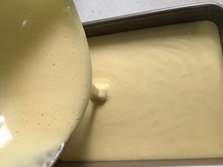 13、肉松海苔蛋糕卷(详细版),倒入不粘锅厚烤盘。