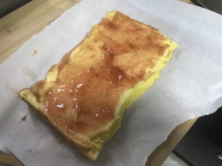 21、肉松海苔蛋糕卷(详细版),另一面蛋糕，切开面抹上草莓酱，收口的一边少抹，不然一会儿会溢出来。