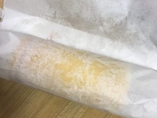 22、肉松海苔蛋糕卷(详细版),同样方式卷上，捏紧。