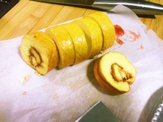 23、肉松海苔蛋糕卷(详细版),切开。