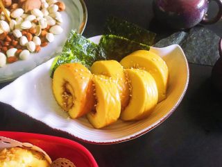 24、肉松海苔蛋糕卷(详细版),放入海苔片和熟白芝麻装饰。