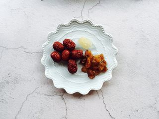 2、红枣桂圆小米粥,红枣、桂圆、黄冰糖