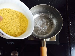 3、红枣桂圆小米粥,雪平锅加入800ml饮用水大火烧开，倒入清洗干净的小米