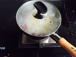 6、红枣桂圆小米粥,盖上锅盖大火煮开五分钟转中小火继续煮二十分钟