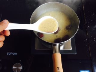 9、红枣桂圆小米粥,转小火搅拌至融化即可关火