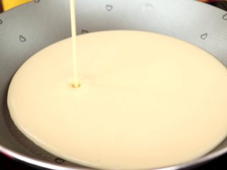 4、水果披萨,倒入面糊，开小火