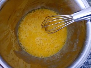 3、海绵蛋糕,用手动打蛋器打散，加20克白糖