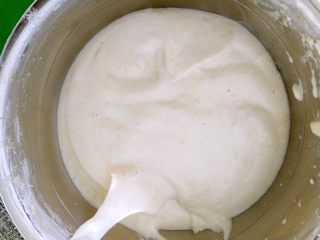 7、海绵蛋糕,过程中速度要快，动作要轻，以免面糊上筋。