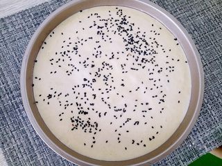 14、海绵蛋糕,我做了6个纸膜的，余下的面糊，烤盘刷一层薄薄的油方便脱模，倒入面糊，撒上适量黑芝麻，烤20分钟。