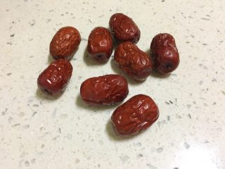 4、小黄米营养粥,准备好红枣