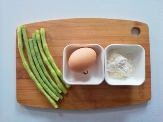 1、豇豆鸡蛋煎饼,食材准备:豇豆40克、鸡蛋1枚、面粉10克