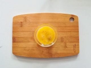 3、豇豆鸡蛋煎饼,打散均匀