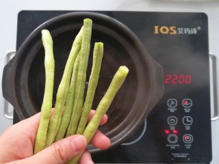 5、豇豆鸡蛋煎饼,水开下豇豆焯水4分钟