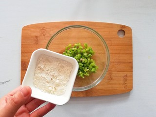 8、豇豆鸡蛋煎饼,面粉倒入豇豆里搅拌均匀